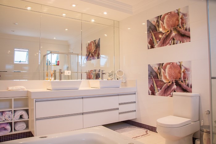 elegantno belo kupatilo sa velikim ogledalima i lampama