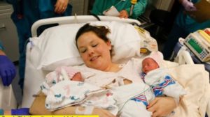 Lepota prirode: blizanci rođeni držeći se za ruke!