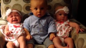 Smešna reakcija na blizance! [VIDEO]