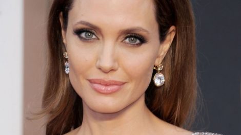 Angelina Jolie uklonila jajnike