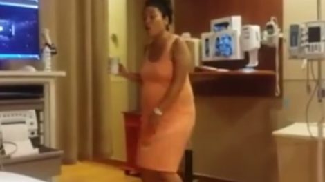 Novi porođajni ritual: zaigrala tokom porođaja!