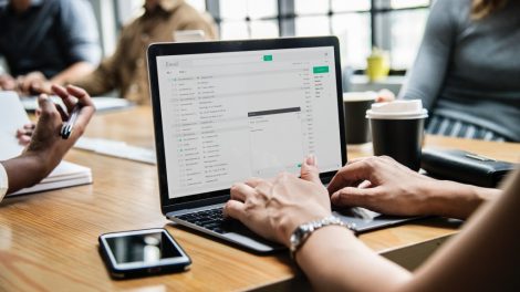 Najčešće email fraze – šta stvarno mislimo iza pisane korpo komunikacije