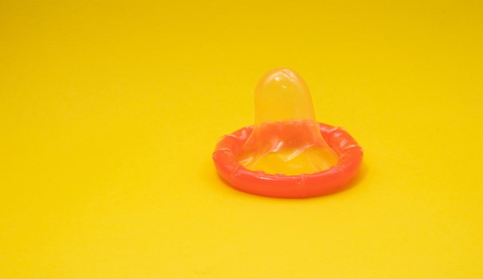žuti kondom 