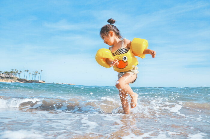 devojčica na plaži bezbednost na letnjem odmoru